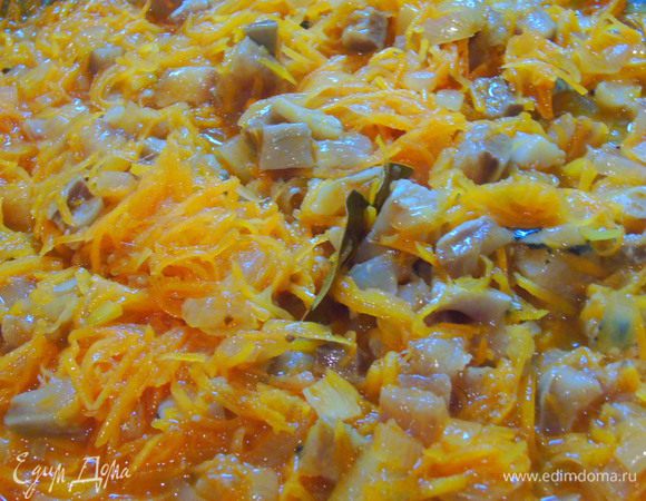 Филе отправляем к овощам, перемешиваем, накрываем крышкой и тушим 5-7 минут.