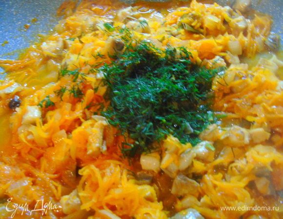 Добавляем зелень, перемешиваем и подаем. Вкусно как в горячем, так и в холодном виде.