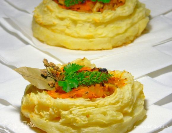 А можно из пюре сделать корзиночки и выложить  закуску в них, а затем отправить под гриль на пару минут.