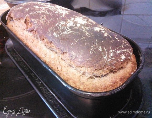 Разогреть духовку до 240°С, выпекать хлеб около 45 минут с паром, снизив  температуру до 200°С. Мне хватило 35 мин, последние 10 я накрыла его листом пергаментной бумаги, чтобы верх не подгорел. 