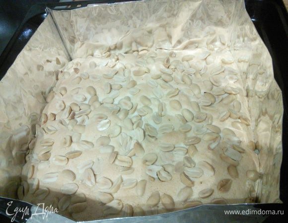 Выпекать бисквит примерно 12 минут до сухой палочки. Остудить в форме. Её не снимать, т.к. она нам ещё понадобится. 