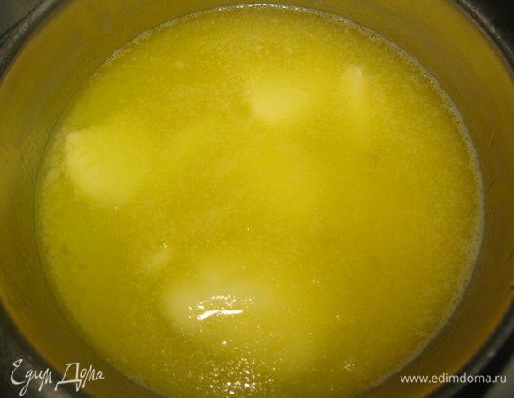 Растопить на водяной бане растительное масло. И размешать его с печеньем.