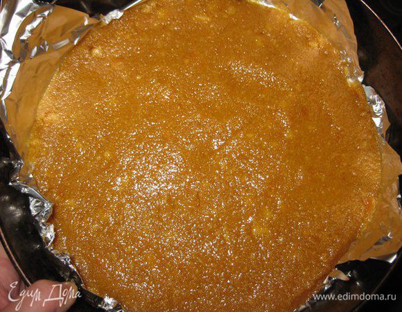 У меня разъемная форма. На дно застелить фольгу или пекарскую бумагу и выложить на нее печенье. Разровнять и примять. Поставить в холодильник на 2 часа или на ночь. Это будет основа нашего торта.