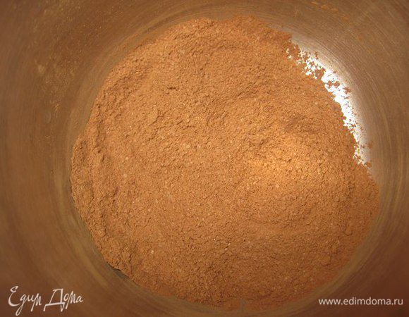 Какао перемешать с сахаром.