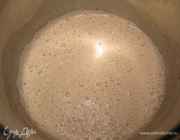 В какао с сахаром добавить сливки и перемешать. Варить на маленьком огне 2-3 минуты. Снять с огня.