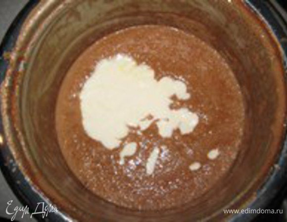 В шоколадно-сливочную массу добавить сметану и размешать.