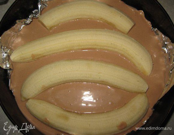 Бананы почистить и выложить на заранее приготовленную форму.