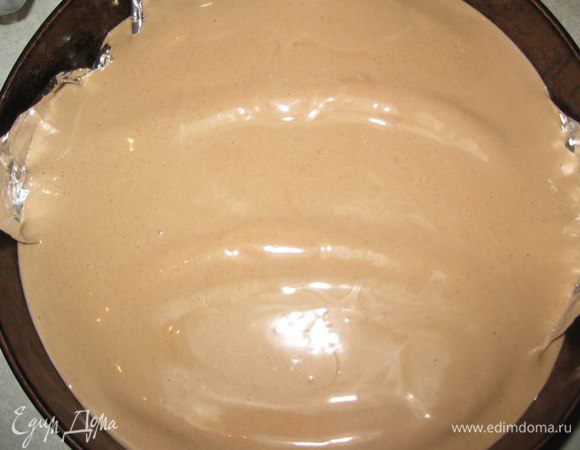 Залить полностью шоколадно-сливочным суфле. И поставить в холодильник для застывания. На 3 часа или на ночь.