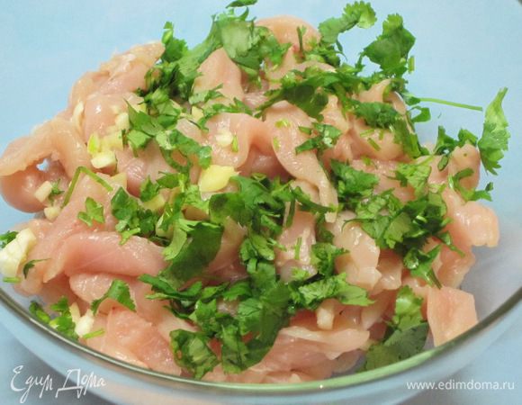 Филе курицы вымыть, обсушить бумажным полотенцем, нарезать тонкими полосками, посолить, поперчить. Выложить чеснок тертый или мелко нарезанный, нарезанную зелень петрушки.