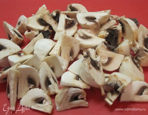 Шампиньоны очистить, вытереть влажной салфеткой, разрезать на 4-8 частей, все зависит от размера шампиньонов. У меня  крупные, поэтому я разрезала на 8 частей.