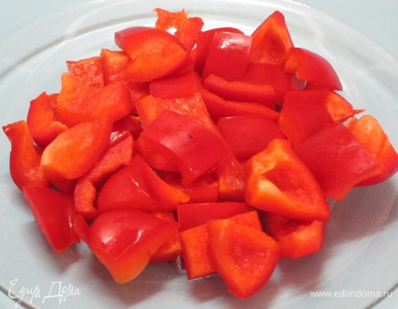 Болгарский перец нарезать кубиками.