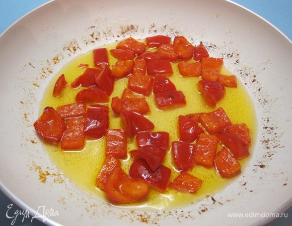 Обжарить перец на разогретом растительном масле минут 5.