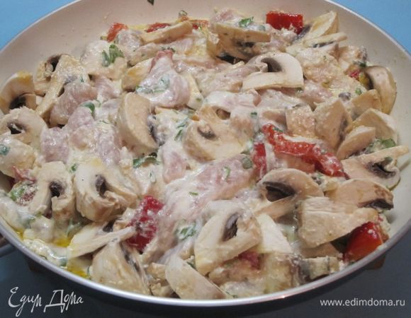 Добавить к обжаренному перцу курицу и шампиньоны.