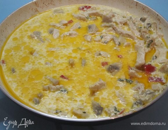 Залить сливками. Можно взять сливки и меньшей жирности, но тогда надо всыпать немного муки, 1-2 чайные ложки, чтобы загустить соус.