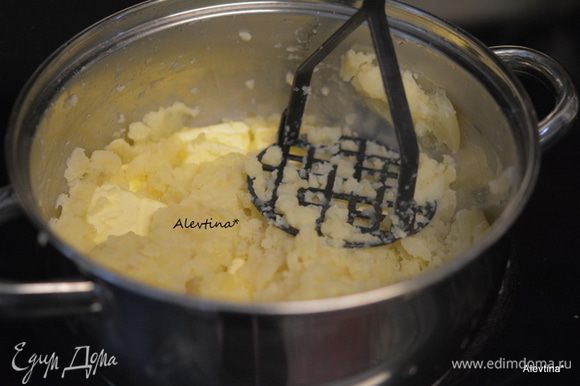 Очищенный картофель растолочь толкушкой. Добавить масло кусочками.