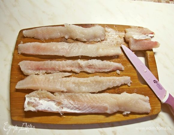 Филе судака нарезаем полосками на шесть частей. Особой красоты можно не добиваться.