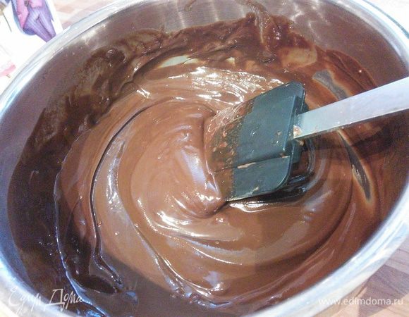 Для шоколадного крема нужно растопить на маленьком огне шоколад с маслом. 