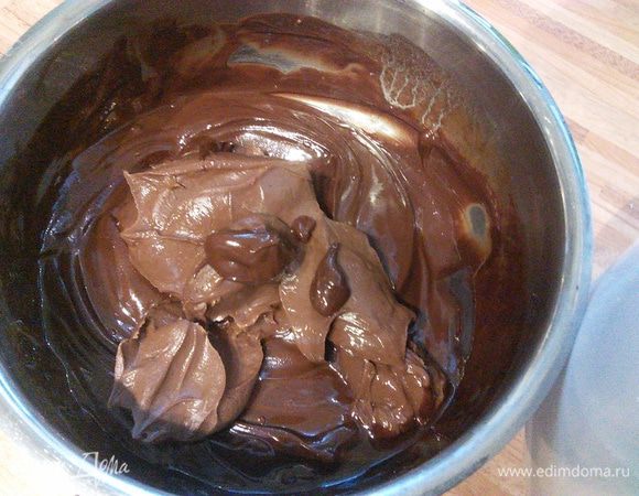 Миксером ввести заранее вынутый из холодильника сливочный сыр (у меня сыр "Филадельфия с добавлением шоколада").