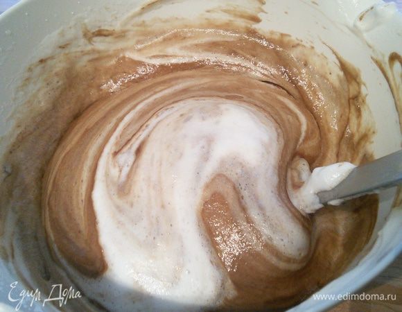 В несколько приёмов ввести белки в шоколадный крем и интенсивно вмешать желатин. 