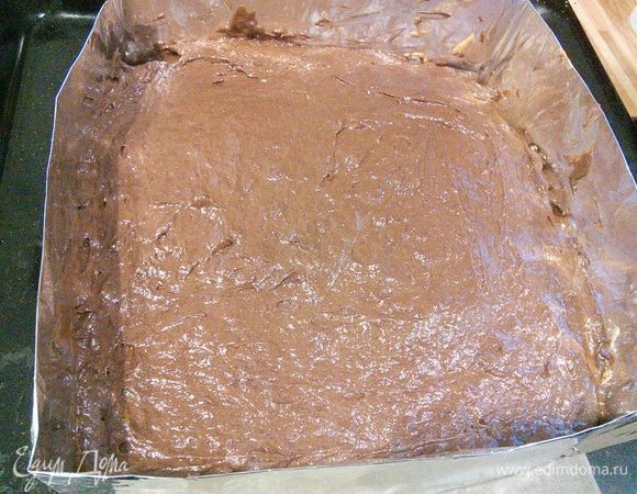 Быстро выложить крем на бисквит, разровнять, поставить на холод на 2 часа. 