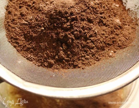 В отдельной посудине смешать сухие ингредиенты и просеять их в яично-масляную смесь.