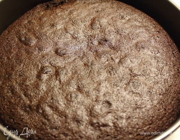 Минут через 30-40 брауни будет готов. Проверять стоит палочкой-зубочисткой, чтобы она оставалась слегка влажной — брауни важно не пересушить. 
Готовый бисквит вытащить из формы, остудить и разрезать на две части — "печеньки" готовы!
