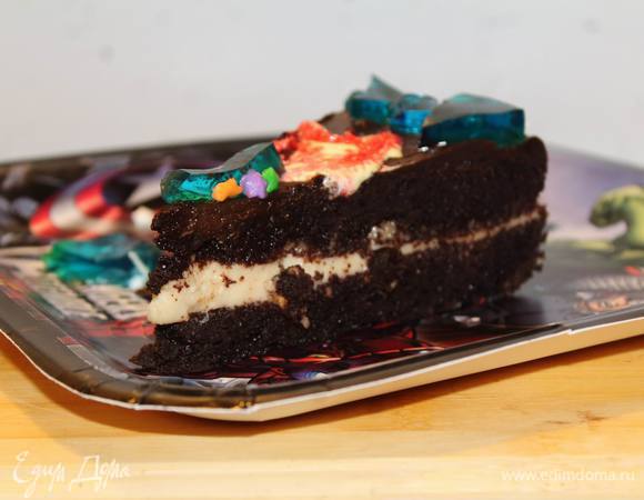 Утром достать торт, обмазать со всех сторон глазурью (я топлю шоколадные капли с маслом в микроволновке, а затем добавляю при размешивании молоко).
Макси-Орео готово!
Приятного и сладкого аппетита!