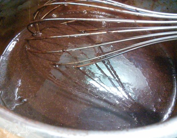 Для глазури замочить желатин в 75 мл холодной воды. Дать набухнуть. Нагреть в ковшике сливки, но не кипятить! Растворить в сливках набухший желатин. Добавить какао и тщательно размешать. Добавить масло и мелко порубленный шоколад. 