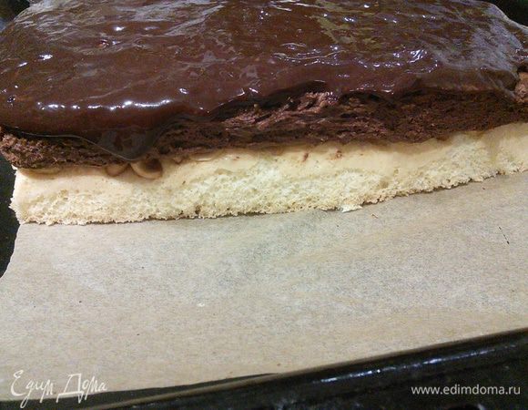 Отдельно сварить сироп из сахара и воды, просто довести до кипения, чтобы сахар растворился. Дать чуть остыть и смешать с основной глазурью. Глазурь необходимо чуть остудить, но не упустить из виду момент, когда ею можно будет покрыть торт, иначе глазурь схватится и у вас получится шоколадный пудинг. Покрытый глазурью десерт поставить на холод. 