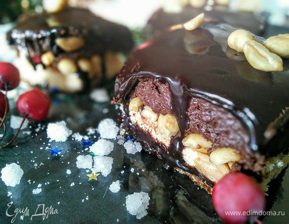 Разрезать на пирожные, украсить по желанию. 