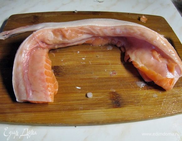 Этот рецепт хорош тем, что для него подходит абсолютно любая филейная часть красной рыбы. Я использовала тешу, это бескостная часть брюшка, довольно жирная, что хорошо подходит для рецепта.