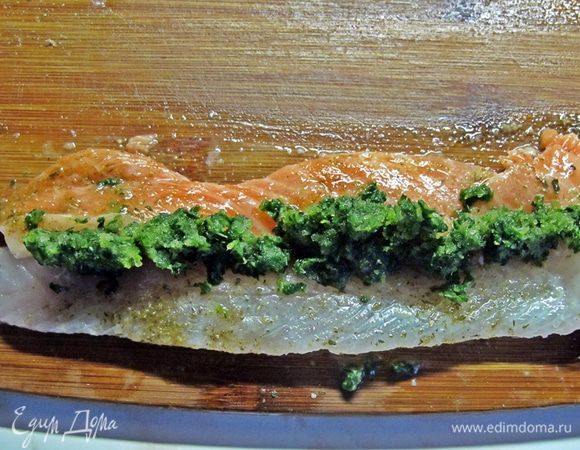 Шпинат размораживать не надо. Кладем вплотную, с небольшим нахлестом, пластины красной и белой рыбы, на них крошим замороженный шпинат и сворачиваем рулетиком.