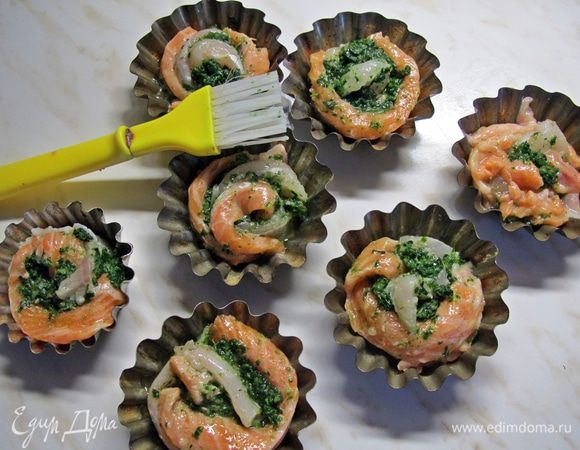 Жаропрочные формочки смазываем растительным маслом, укладываем в них рулетики и расправляем, формируя "розочку". Смазываем сверху растительным маслом и отправляем в духовку на 25 минут при температуре 190°С.