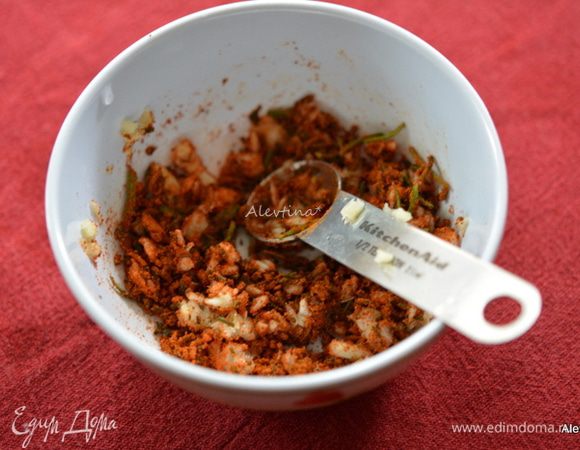 Приготовим сухие ингредиенты из списка пасты из специй. Розмарин мелко порубить, чеснок мелко нарезать.