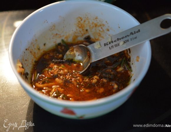 Добавить оливковое масло так, чтобы консистенция была паста-образной. У меня примерно ушло 3 ст.л. Перемешать. 