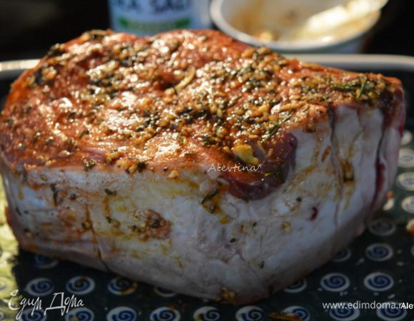 Корейка должна быть комнатной температуры. Выложить на блюдо для запекания. Смазать ее со всех сторон пастой из специй. Посолить.
Разогреть духовку до 230°С.