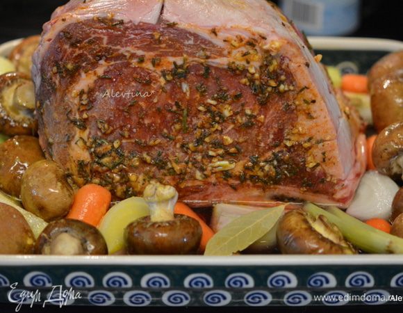 Корейку поставить в центр блюда. По краям выложить очищенную морковь, если крупная — порезать на крупные куски. Сельдерей порезанный крупно, луковица очищенная и порезанная на несколько частей. Добавить грибы очищенные, крупно порезать на части. Все овощи, грибы сбрызнуть оливковым маслом. Добавить в блюдо вино, 1 стакан бульона, лавровый лист.
Поставить в горячую духовку на 30 мин.