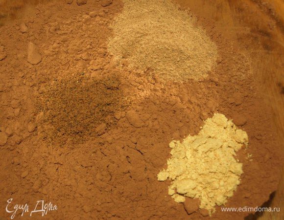 Какао порошок высыпаем в сухую, чистую миску. Добавляем имбирь, мускатный орех, корицу, и начинаем колдовать. Все перемешиваем.