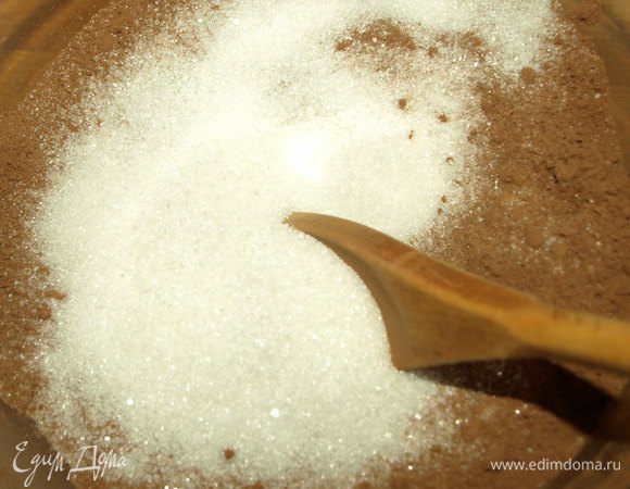 Добавляем соль, сахар, перемешиваем.