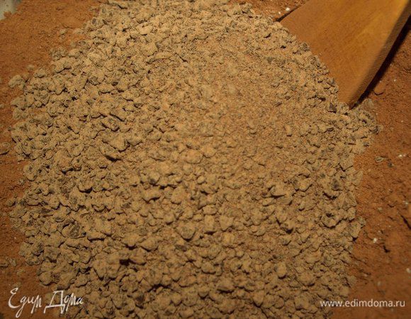 Шоколад измельчаем в блендере и отправляем к остальной смеси.