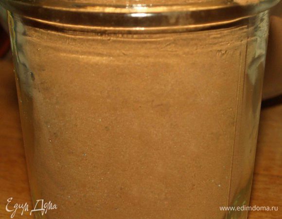 Берем чистую стеклянную баночку и наполняем ее шоколадной смесью.
