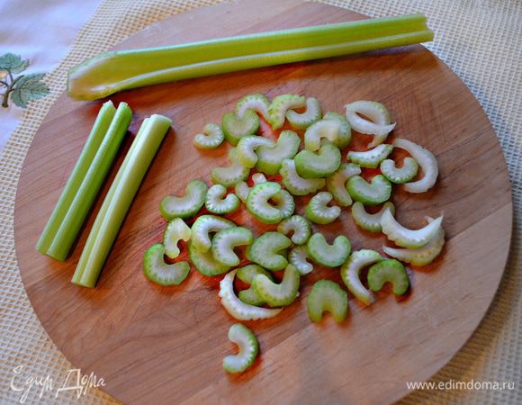 Стебли сельдерея промыть, обсушить и нарезать колечками.