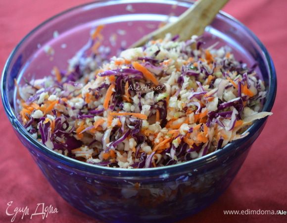 Порубить капусту красную и белокочанную. Морковь натереть, лук белый и красный тонко нарезать. Все перемешать.