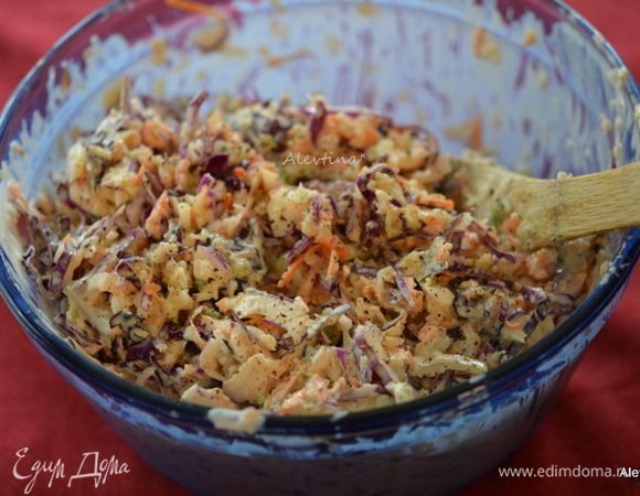 Заправку добавить в овощи и перемешать. Закрыть пленкой и поставить в холодильник на 1 час.