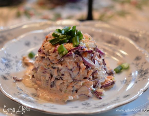 Зеленые перья лука нарезать для украшения. Подаем салат сверху посыпаем зеленым луком. Приятного аппетита.