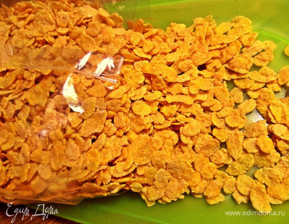 Вот о таких хлопьях идёт речь! Но они нужны не сладкие, у нас продают в мягких пачках, без коробок и стоят довольно дёшево. Насыпаем в плотный пакет и хорошенько поломаем, помнём. Можно побить скалкой.