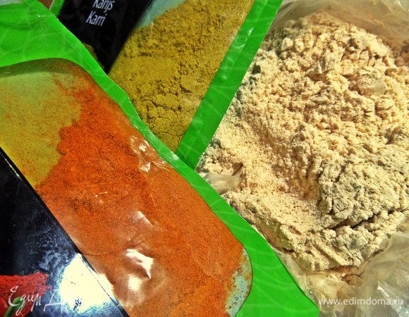 Для внутренней панировки смешиваем в пакете муку со специями. Так как рецепт прижился в нашей семье, то остатки не выбрасываю, пригодятся для следующего раза.