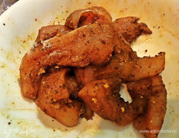 Куриное филе делим на кусочки не очень маленькие и обваливаем в приправах для курицы.