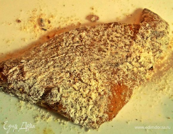 Затем обваливаем в мучной панировке каждый кусочек прямо в пакете.