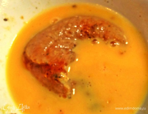 Теперь окунаем во взбитое яйцо с молоком.